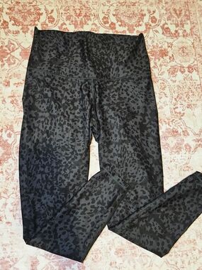 NWOT Old Navy Active Black Leopard-Print Leggings